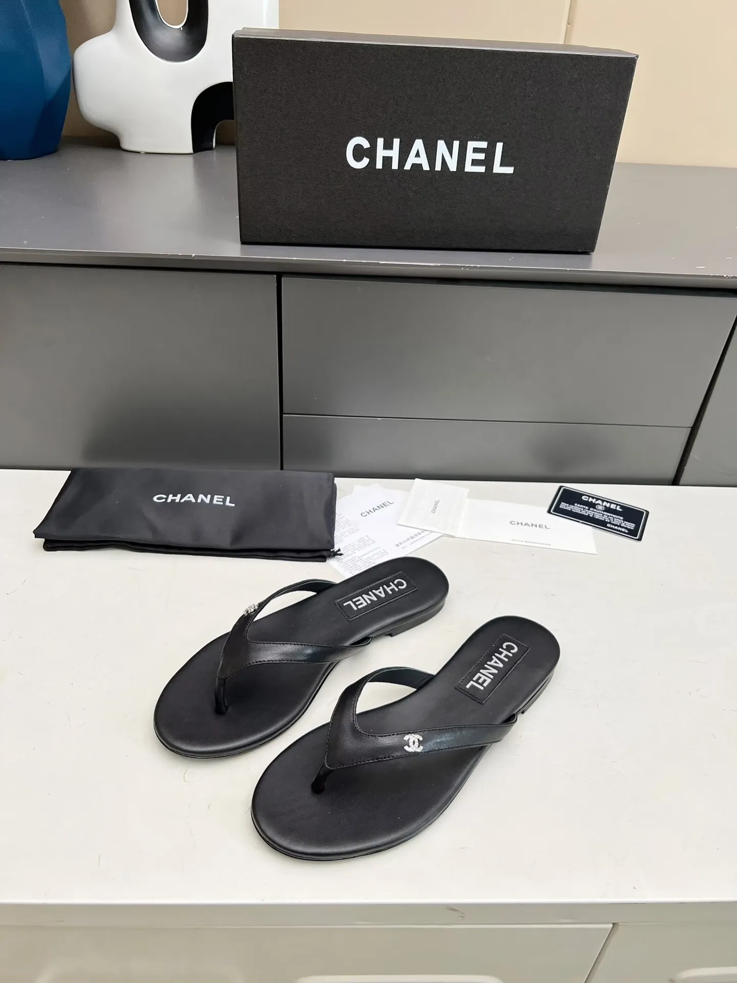 👟👟Ex-factory price 380👟👟 Chanel new spring and summer genuine leather outsole flip-flops✅ I was really moved by this shoe when I first saw it💓 I liked it at first sight [surprised], 😊 and it has Chanel’s classic diamond logo💎 Fabric: imported cowhide 🐂 Denim, velvet Lining: cow lining Color: black Code number: 35-41 (41 can be customized and non-returnable) Outsole: Made of genuine leather outsole Packaging: with card, cloth bag